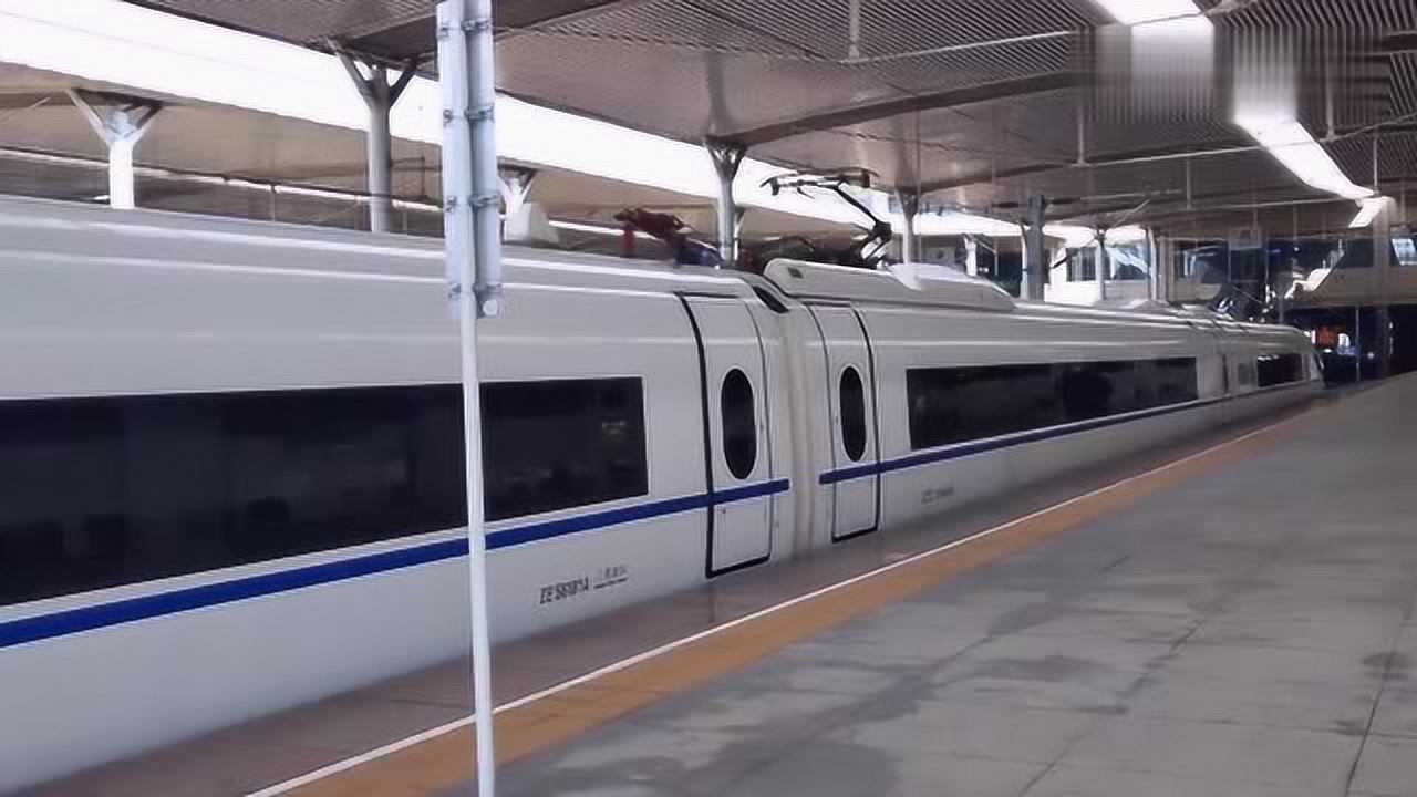 "鲨鱼"和谐号动车crh380cl出站,从济南西站发车