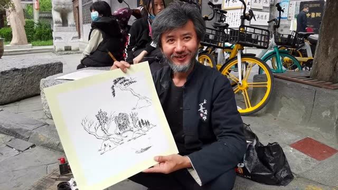 西安网红扇子哥每天只画5把扇子收入一共250元