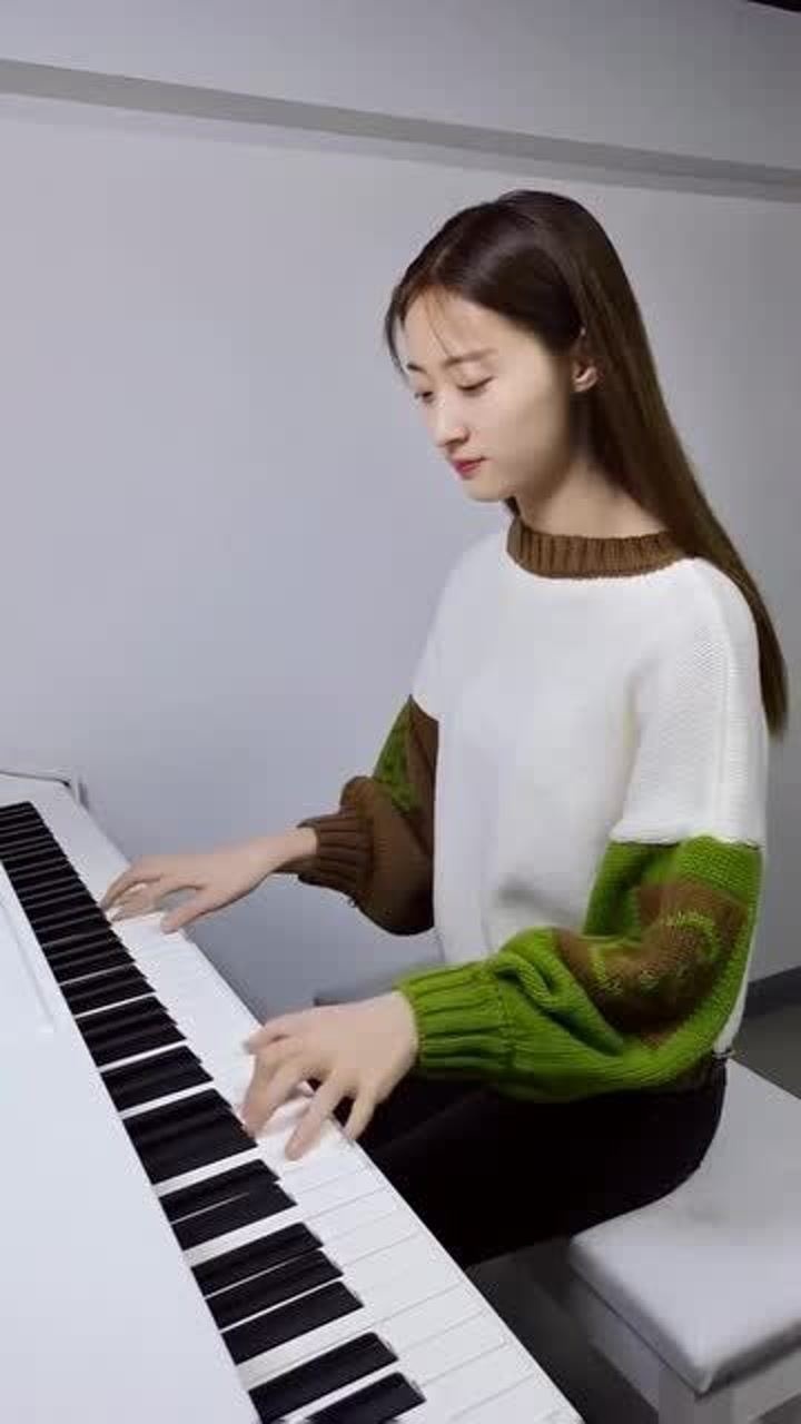 美女钢琴弹奏铁血丹心,经典好听,你会喜欢吗