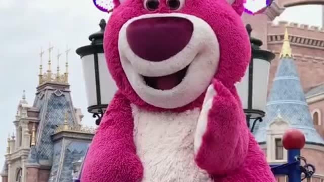 迪士尼乐园的草莓熊,真是太逼真了,难怪小朋友们会喜欢!