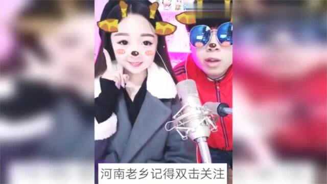 白领子长发女孩歌唱一曲《我亲爱的宝贝》太好听了