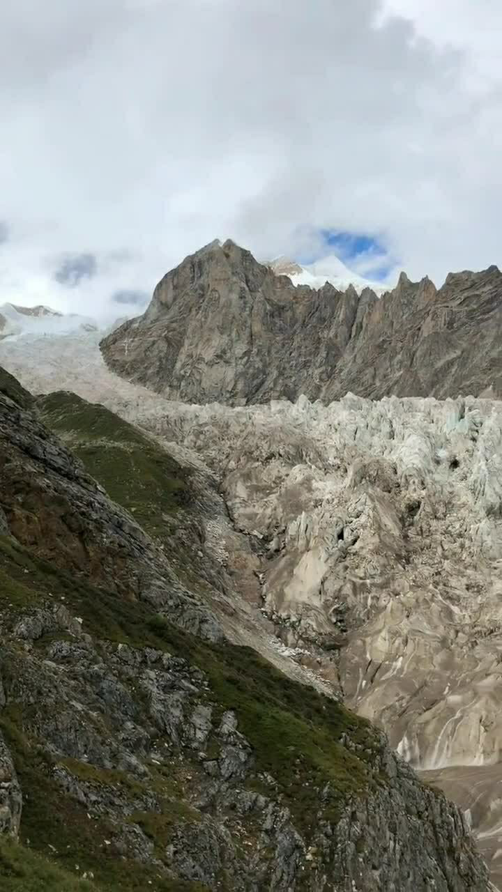 布加雪山的坡戈冰川