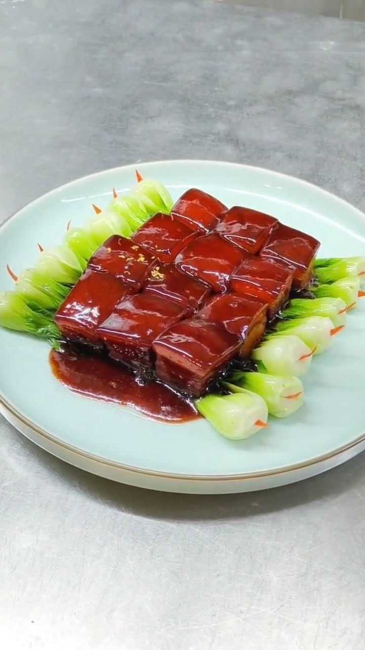 毛氏红烧肉教程在上一个视频制作,装盘看效果