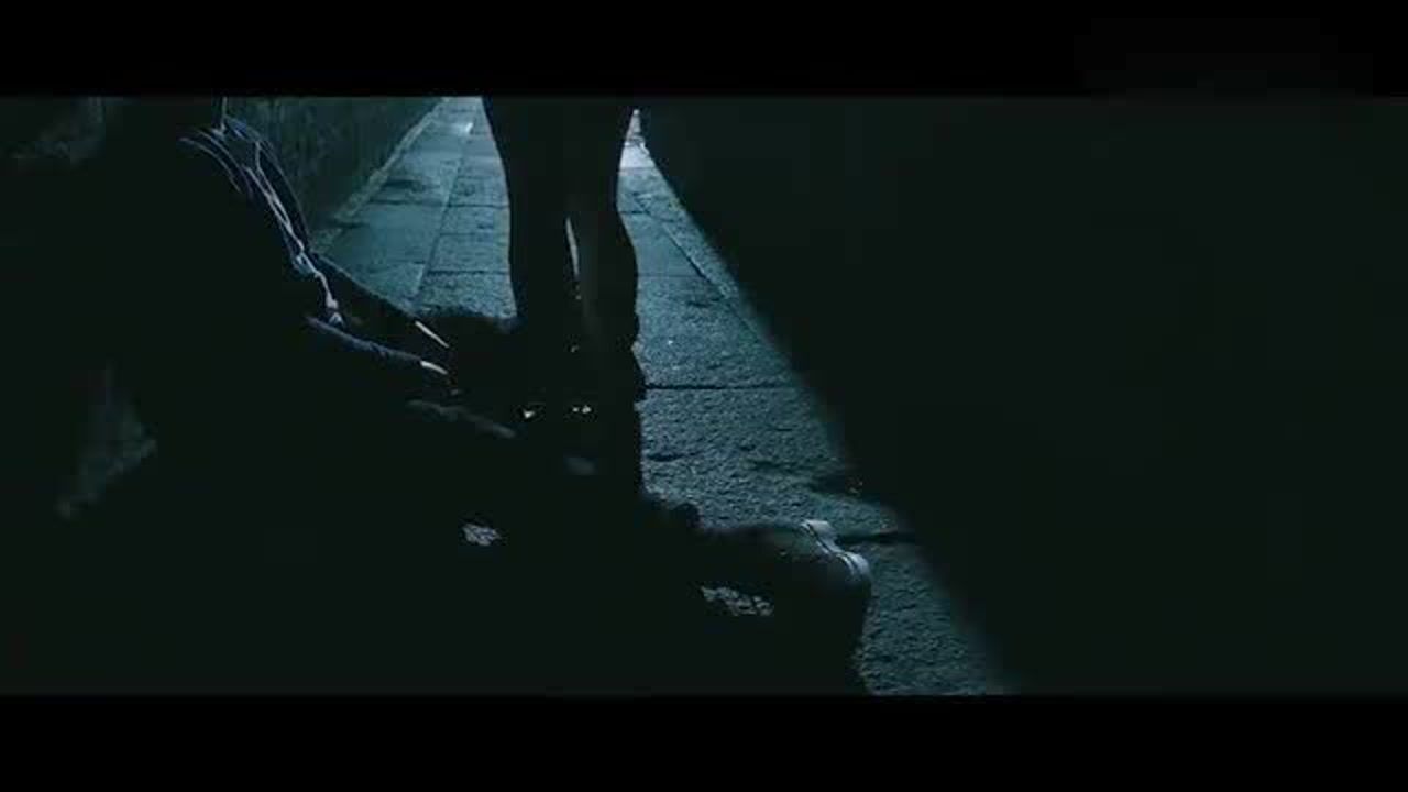 男子被吸血鬼咬了，不料醒来后变成女人，当场震惊了_高清