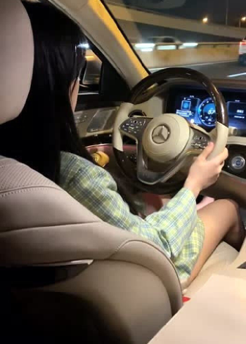 好可怕女司机晚上开奔驰全程单手掌握淡定无比