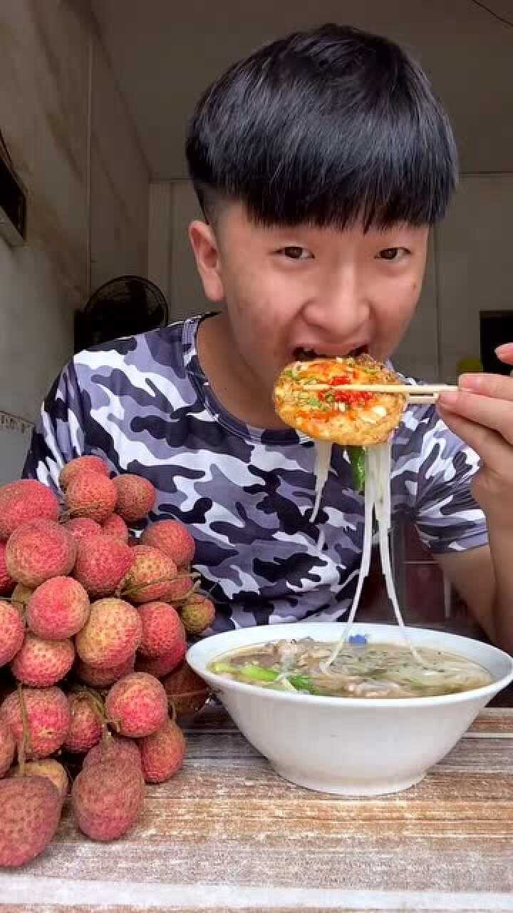 农村成杰剪完头发去吃美味的三鲜粉太羡慕了