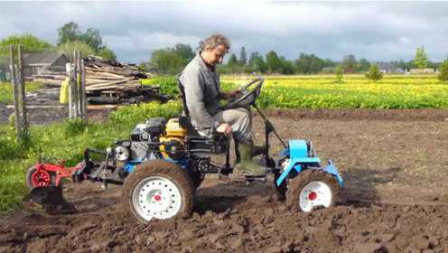 农民自制小型拖拉机犁地机,一天犁10亩地,仅2000元造一台!