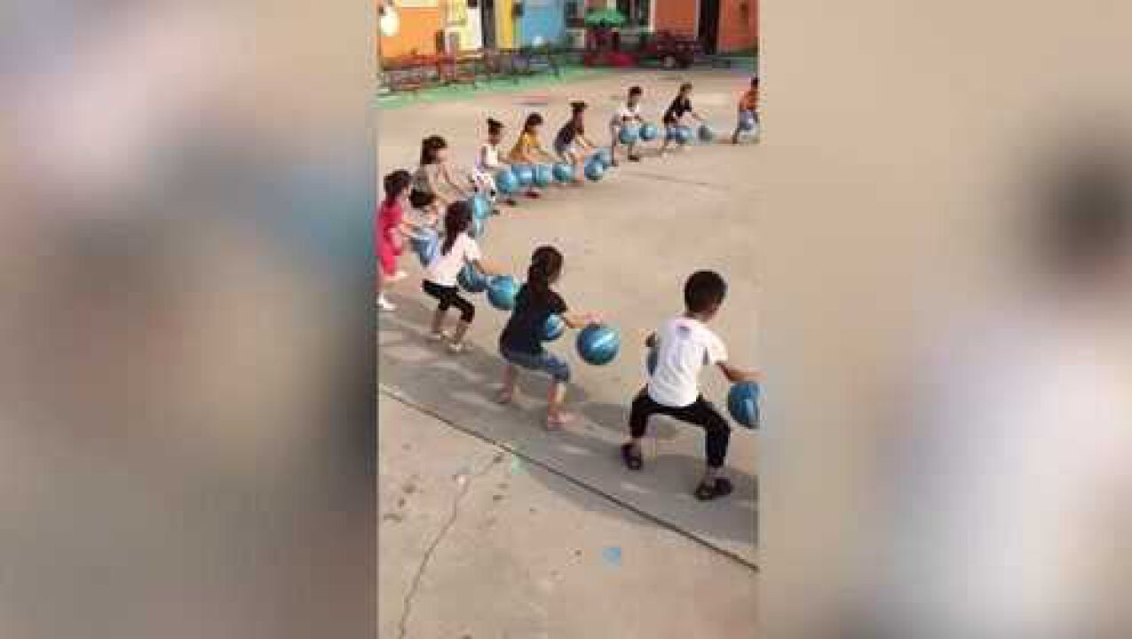 幼儿园孩子围成圈集体拍球动作整齐，视频在国外播放超3000万_高清