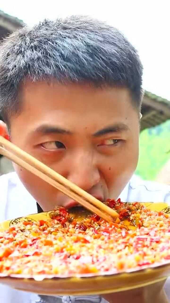 小伙是吃辣第一人,生吃辣椒不带眨眼睛的