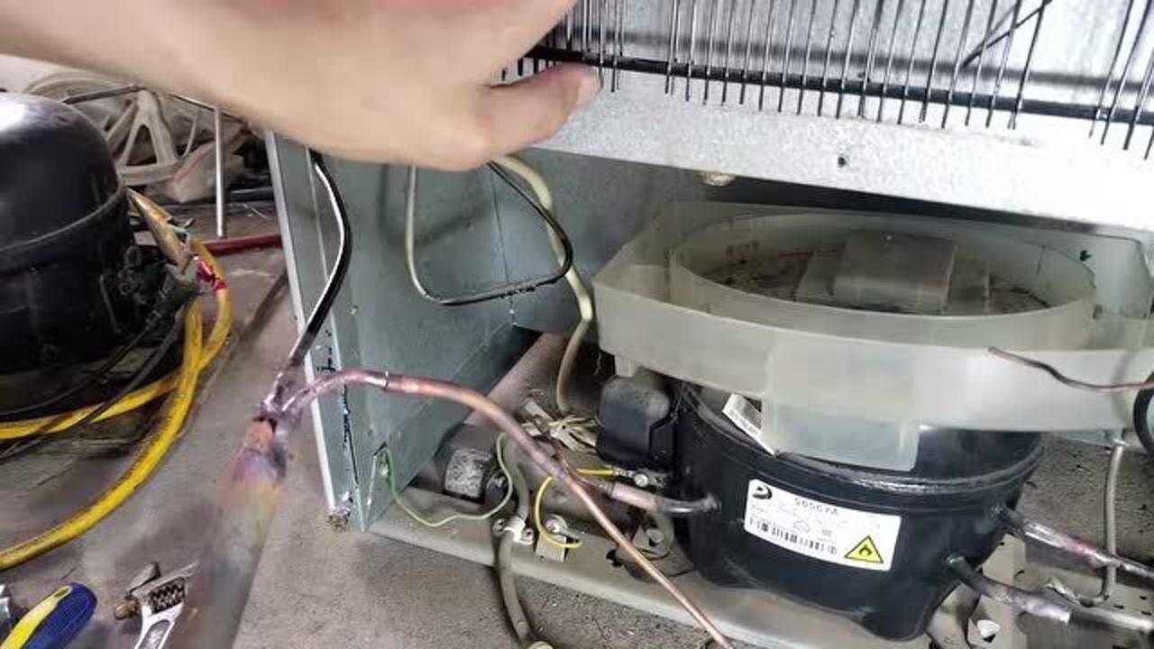 冰箱冰柜内漏盘管怎样选择合适的毛细管呢小伙是这样做的很简单