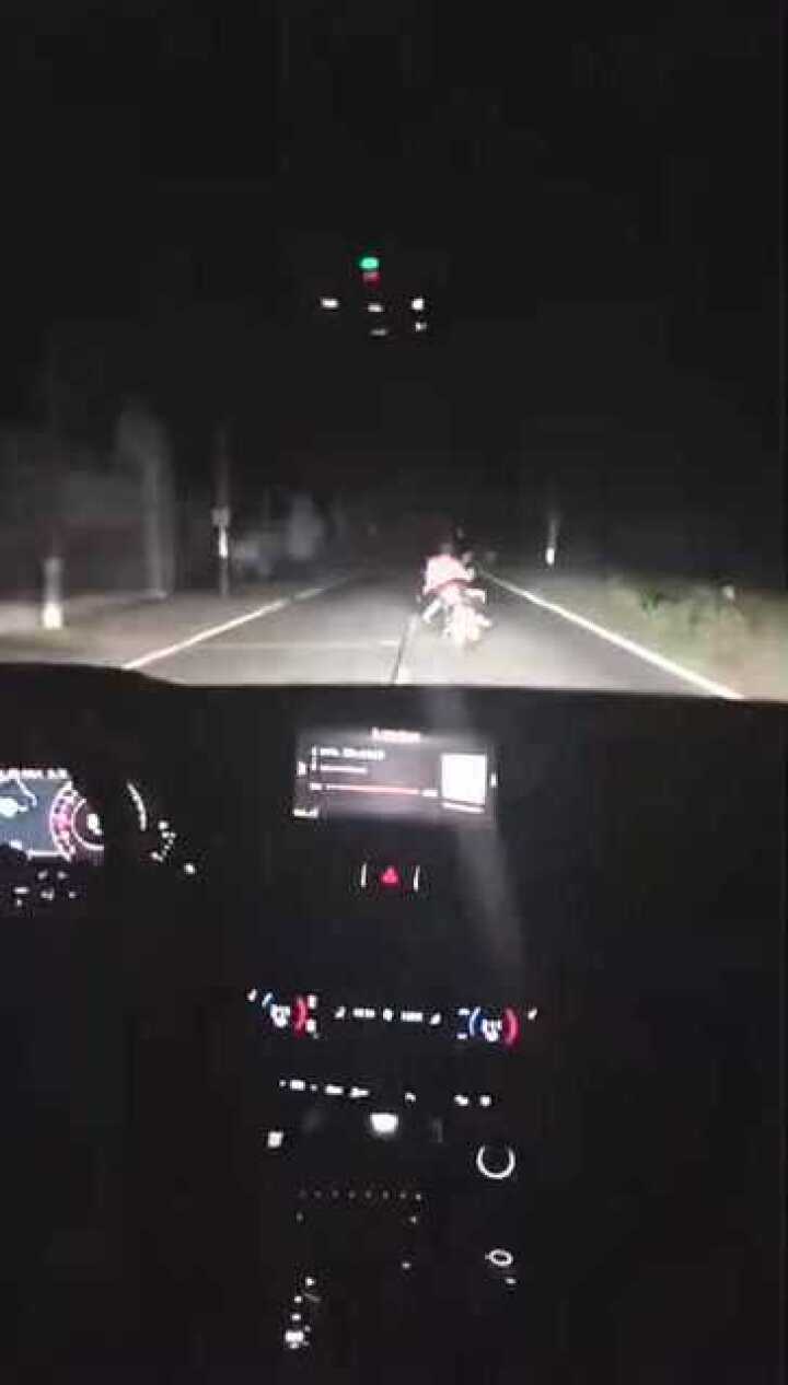 晚上开车路上偶遇精神小伙!_腾讯视频