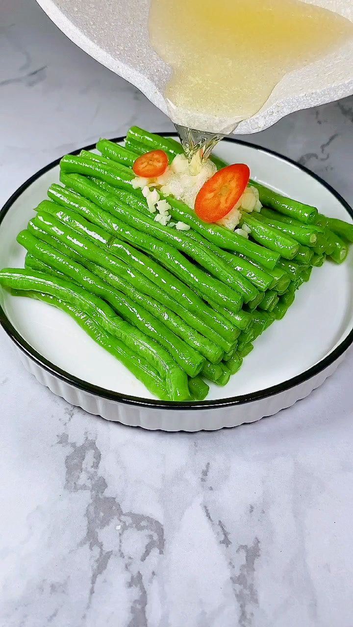 肉吃腻了,来一道白灼豆角,清一清肠胃