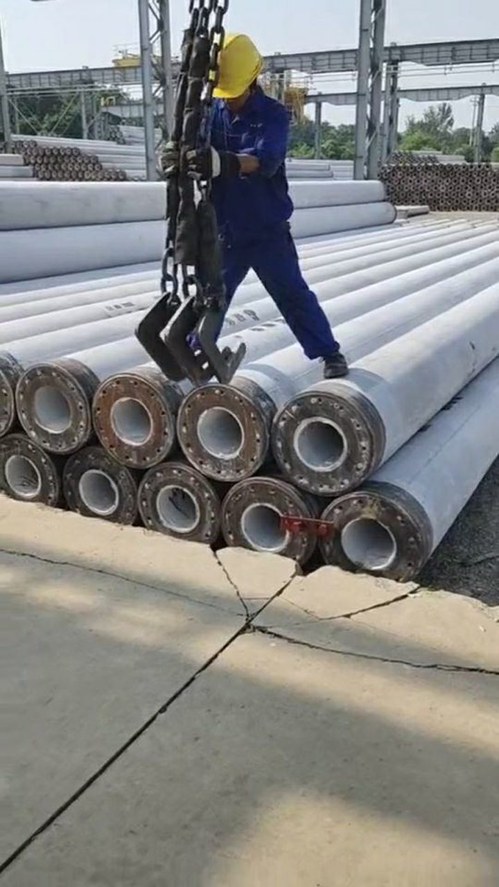 5吨重的水泥管这吊车一次吊三根太厉害了