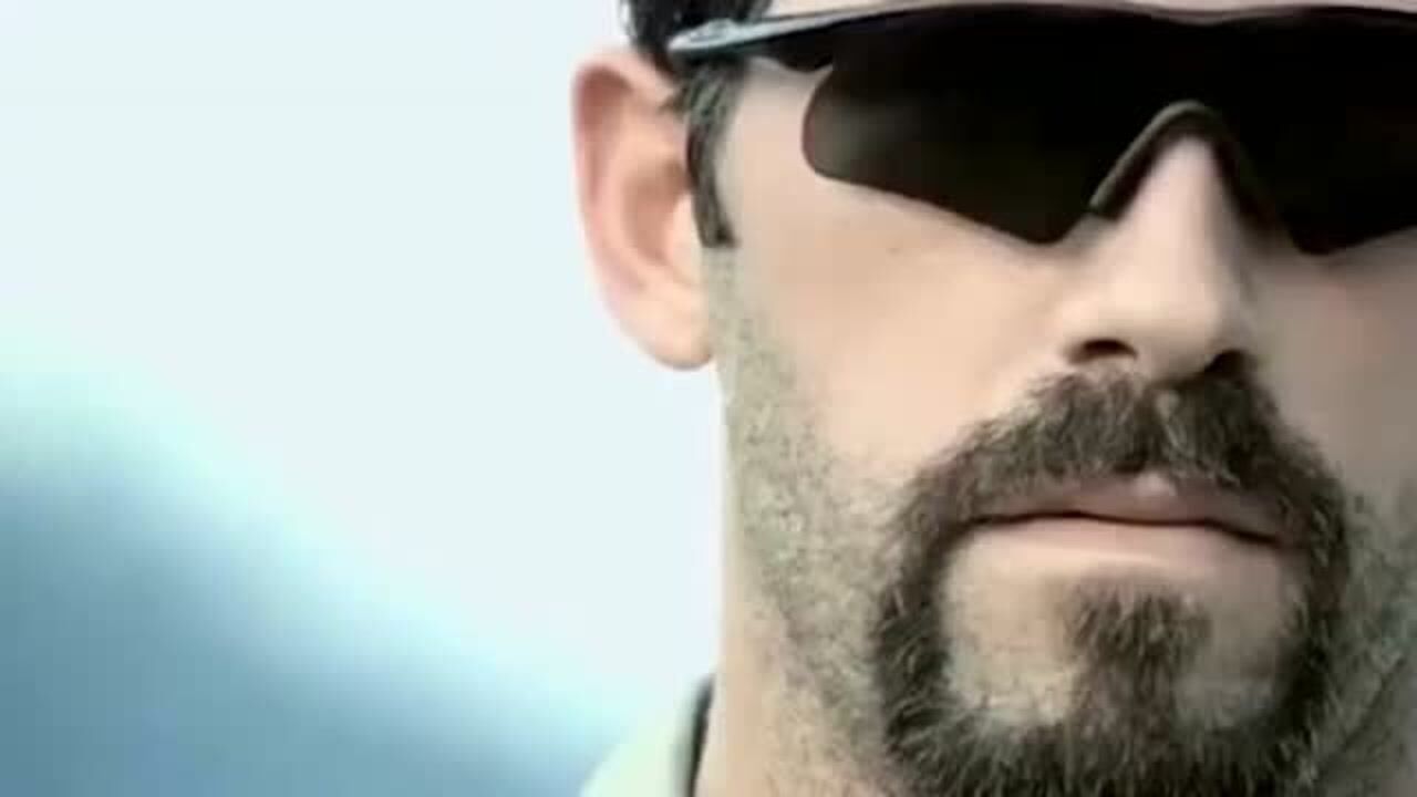 苏大强一个抽烟镜头成经典拿着加特林就是扫这画面真是无敌了