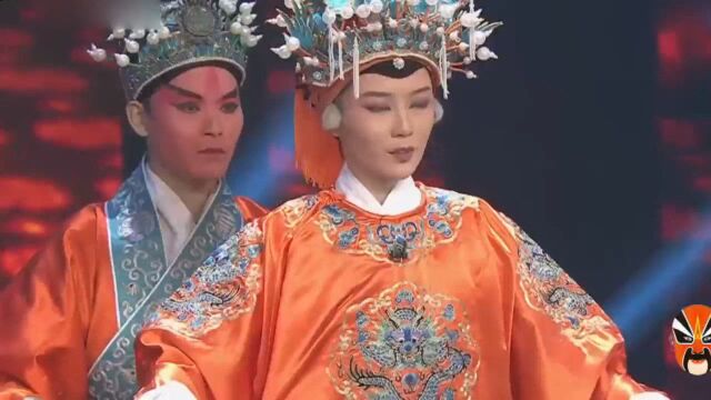 老旦教师孟雨润表演京剧《遇后龙袍》选段“龙车凤辇进皇城”