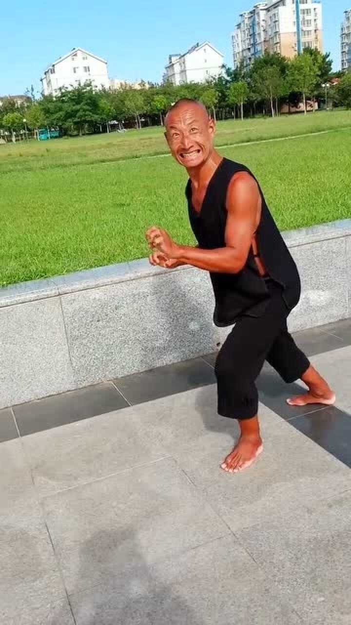 冬泳怪鸽当众表演恐龙,真的太帅了!