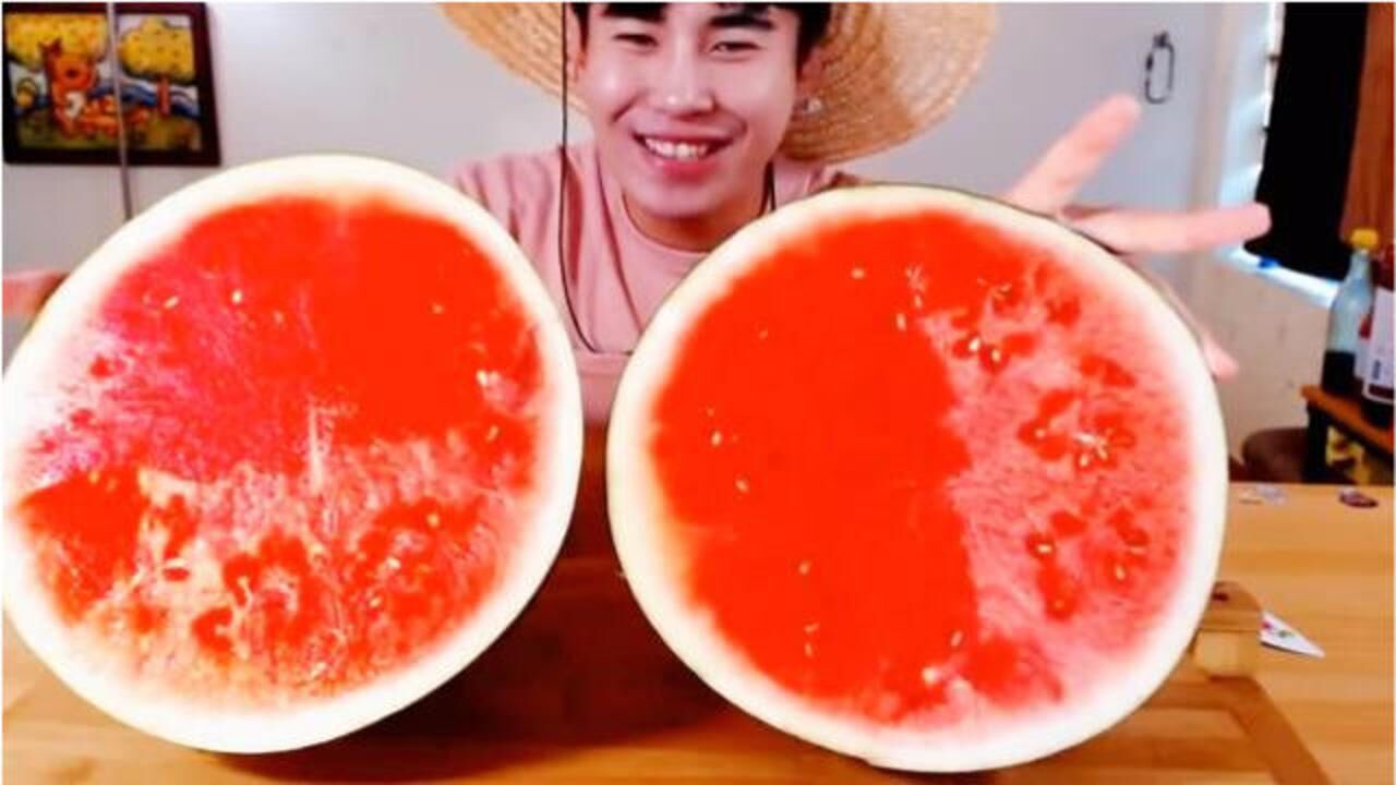 韩国吃货草帽哥吃西瓜,大口大口,太解渴了_腾讯视频