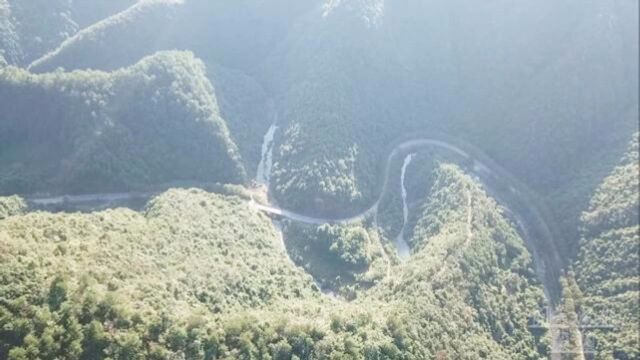 航拍广西贺州十八山,这里的地貌奇特山环水绕,真是壮观