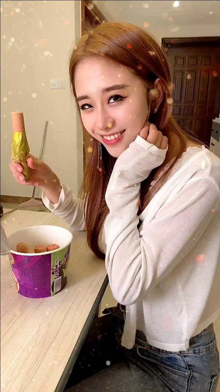 紫然要是我没猜错桌底下的脚应该是钟婷的