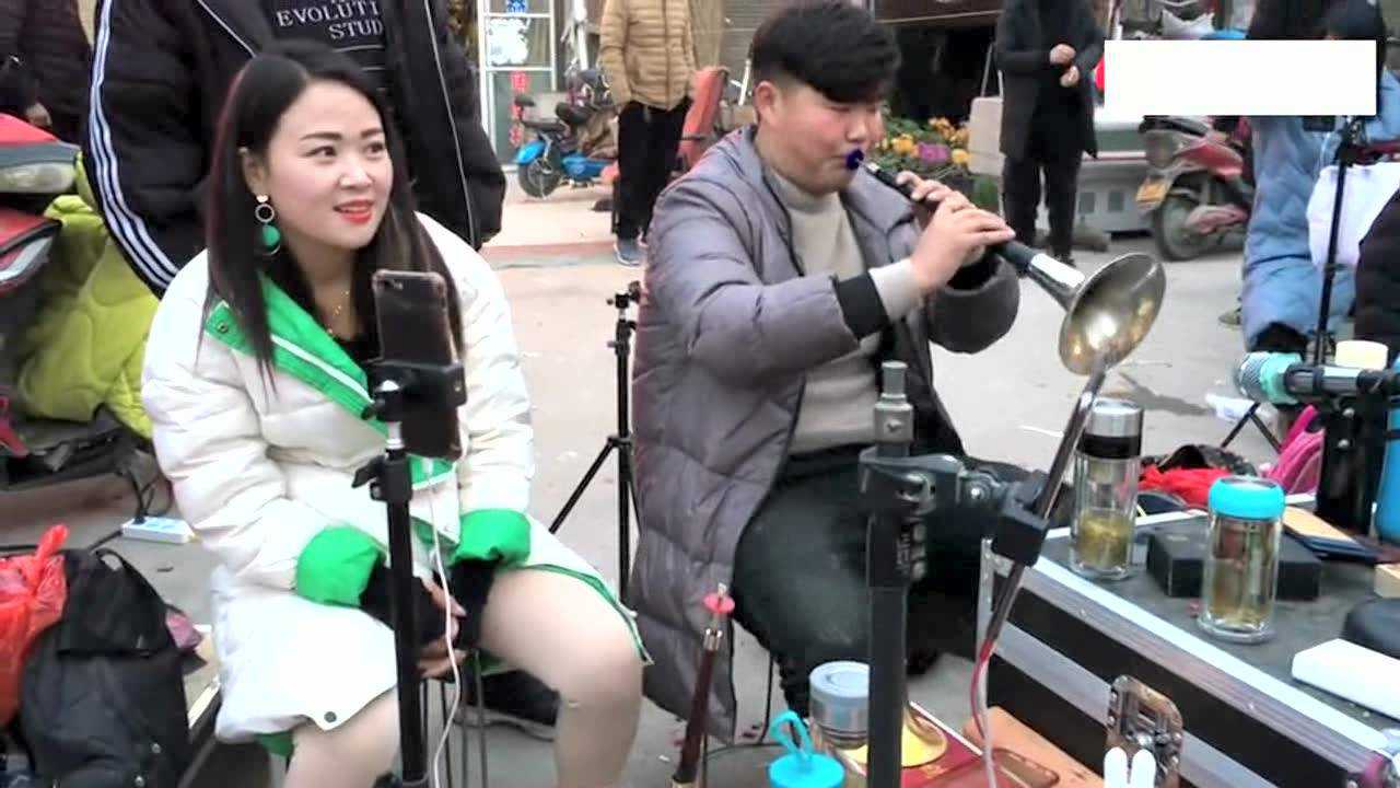 小伙唢呐吹奏民间小调孟姜女哭长城