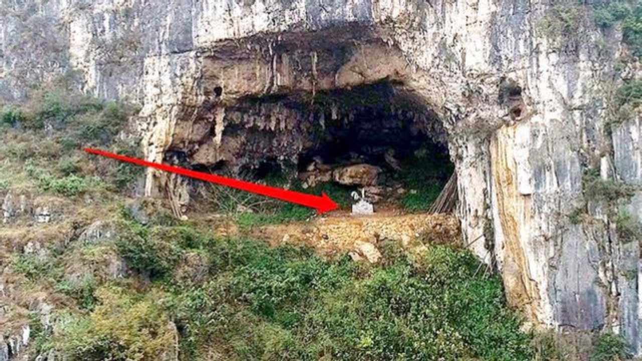 贵州一户人家把祖坟葬在山洞里,至今不愿意搬出,风水宝地!