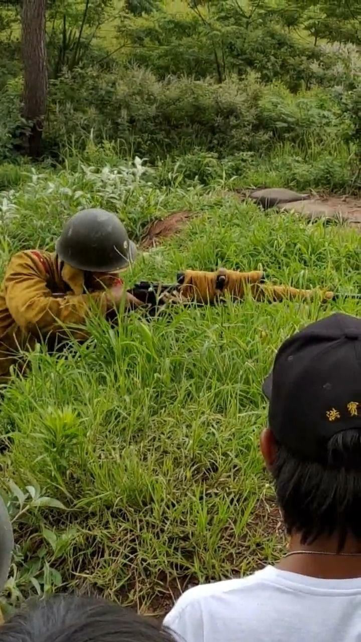 这就是电视剧中被爆头的镜头这用的是什么道具为什么导演还问有没有事