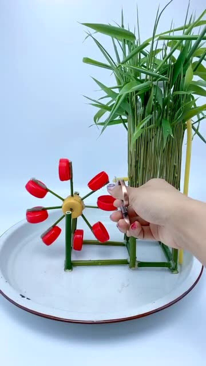 几个瓶盖和竹筒,就能做一个简易的水风车了!