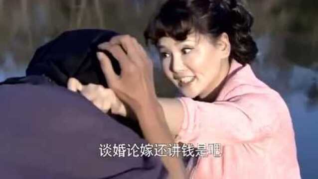 小寡妇被痞子欺负,告到村长那里,村长一句话痞子当场老实