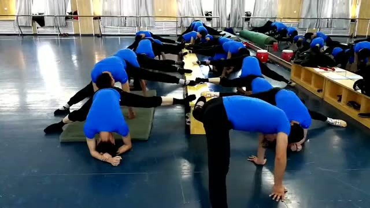 男人跳舞也要学劈腿看着就替你们疼