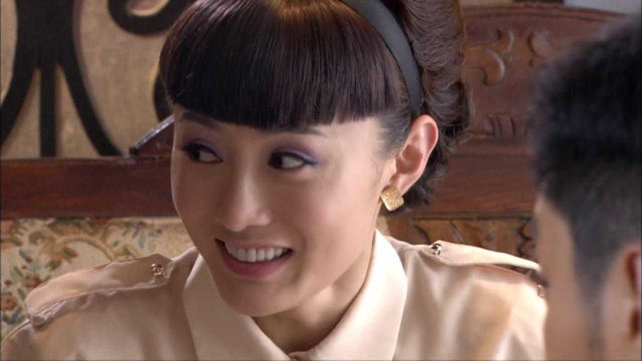 九耳犬姑娘和恶霸扭打在一起没想到对方戴的是假发真猜中了