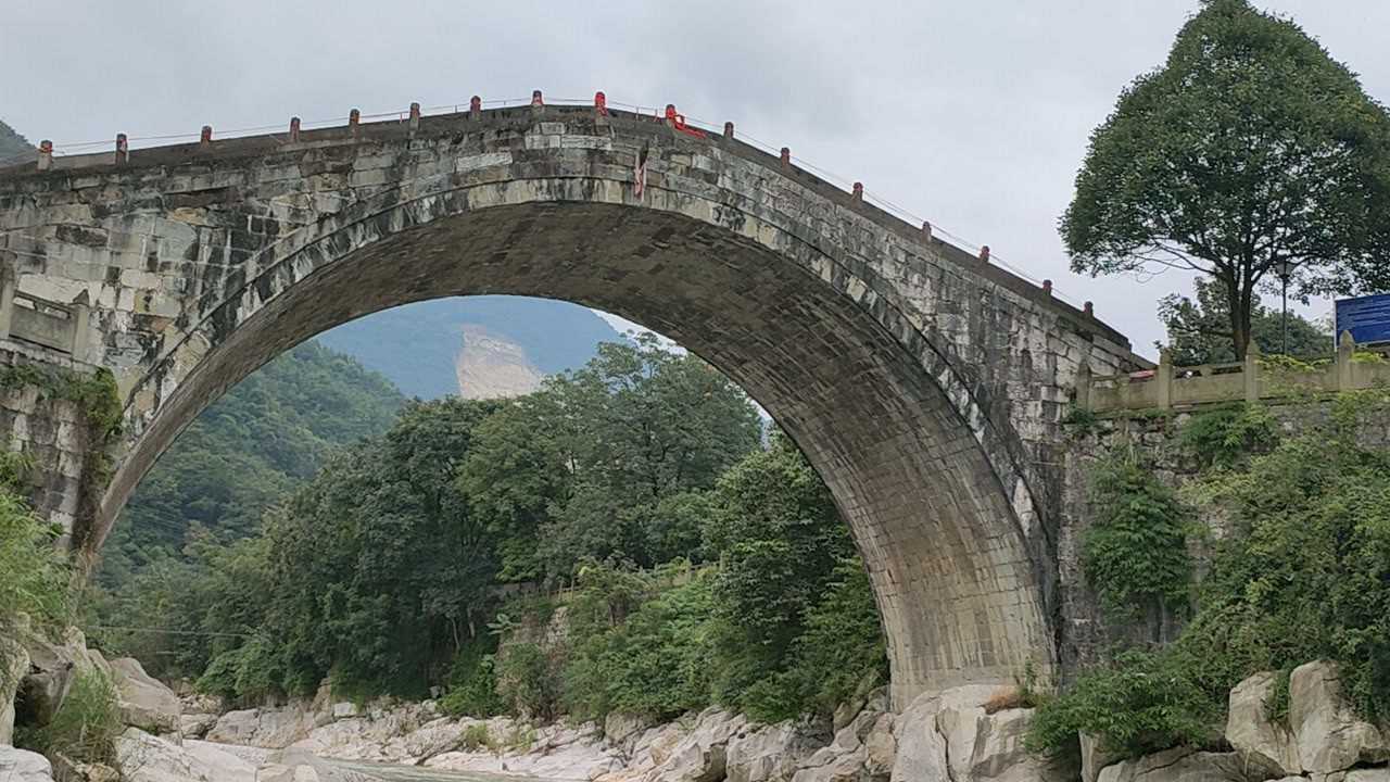 这座独拱桥,每年阴历二月人们都来这里踩桥,祈求神仙保佑