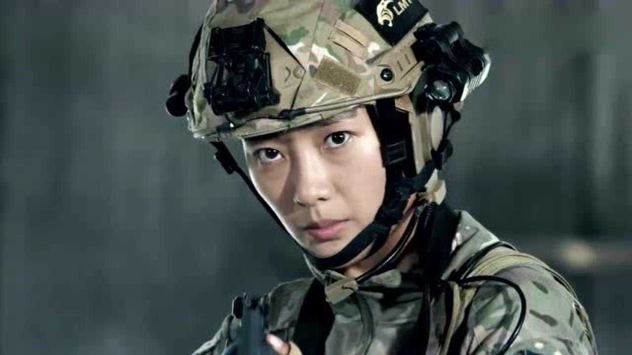 蓝军出击女孩非要当特种兵摘下头盔的那一刻男友直接看懵了