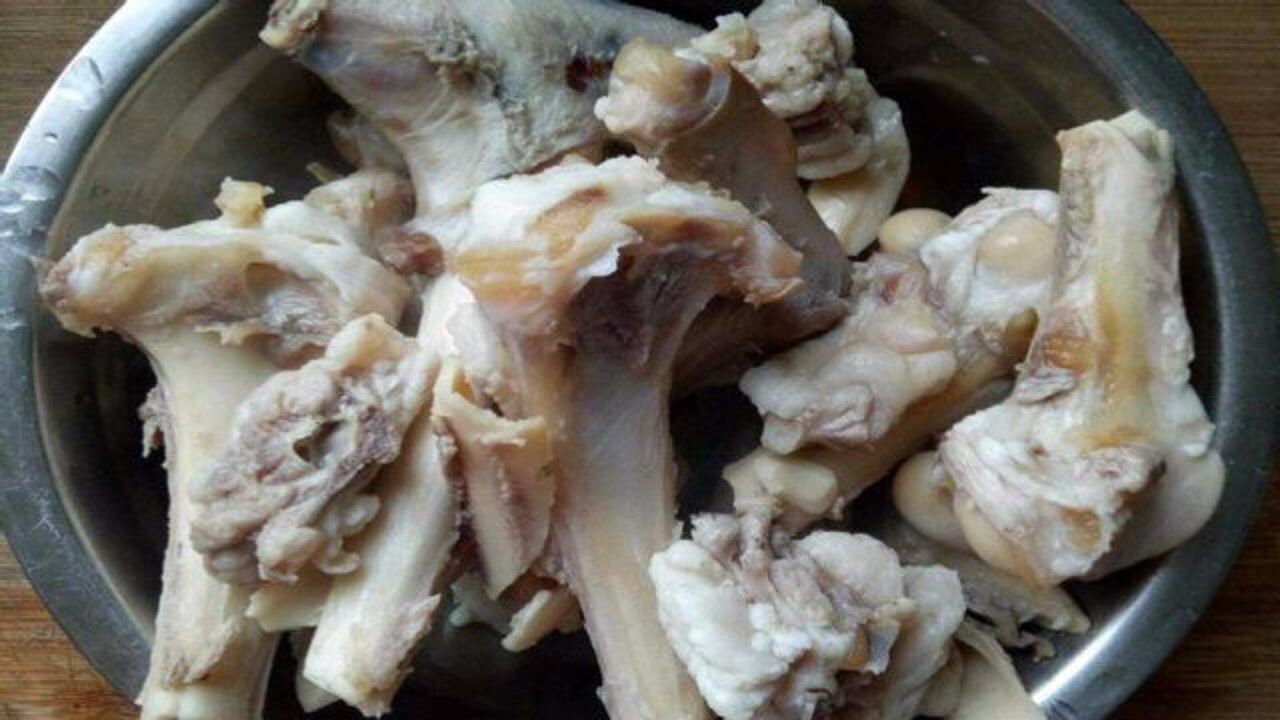 家里吃剩的骨头不要扔自制骨粉花肥撒点它花越长越茂盛