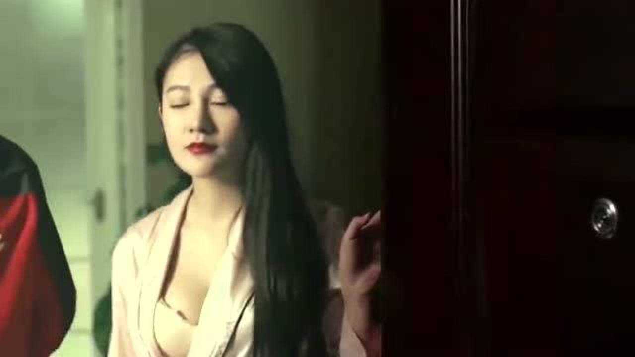 美女勾引快递小哥，小哥想看又不敢看美女_腾讯视频