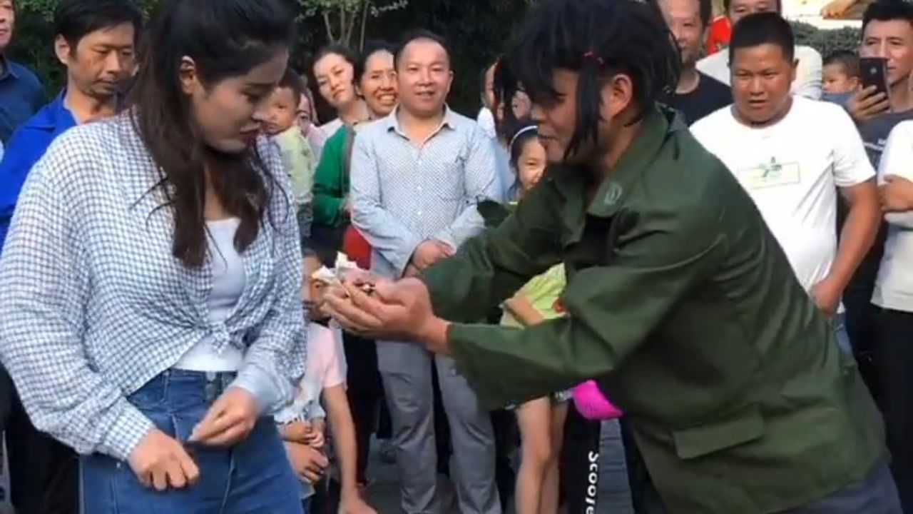 乞丐看到美女现场为美女演唱对面的小姐姐太好听了