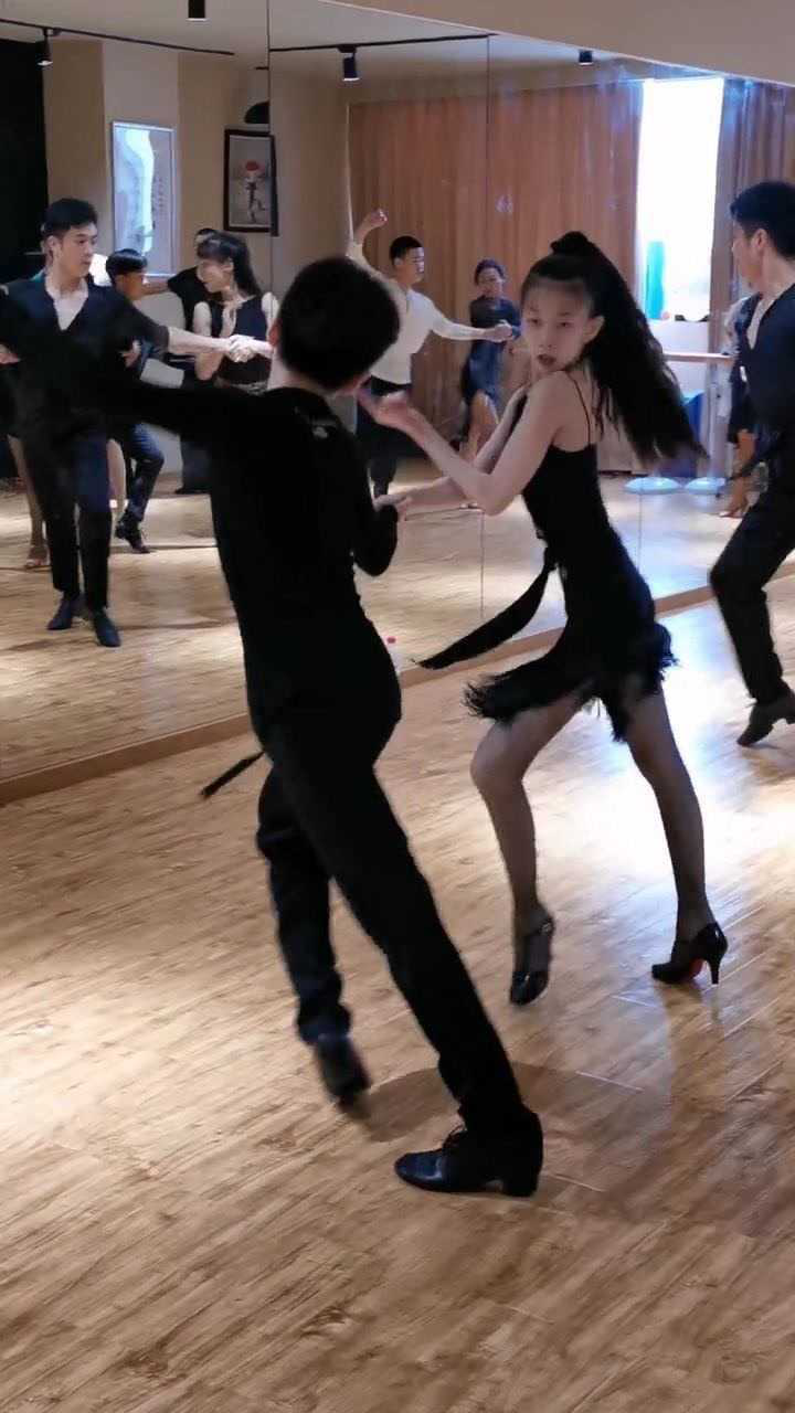 墨茉组合练舞日常,依旧是那么帅气和美丽动人 王崇墨李茉晗