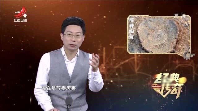 为了保留石钺的初始状态,考古队员要赶紧把它提取出来