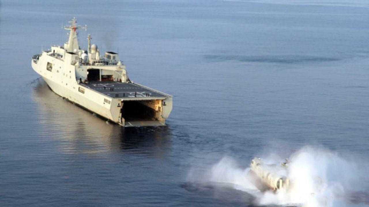 第8艘071级登陆舰祁连山号首次曝光可运载一个营兵力