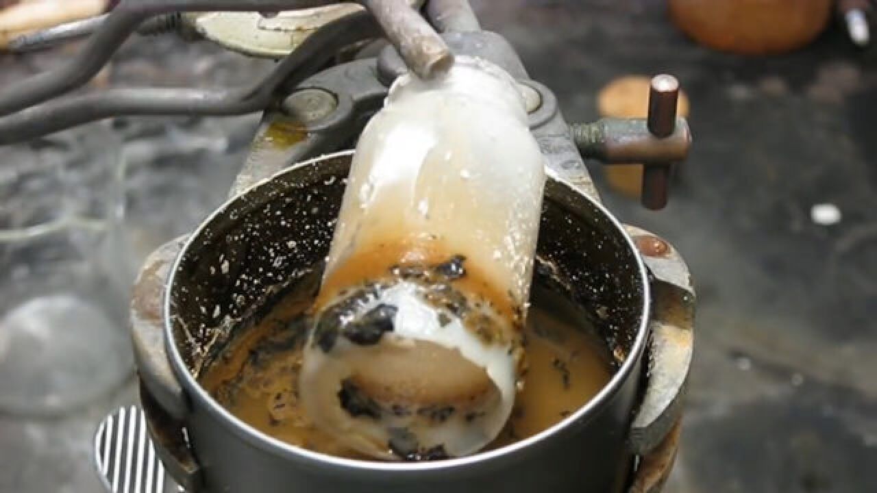 黑心商家用来泡毒鸡爪的氢氧化钠有多厉害玻璃都能腐蚀了