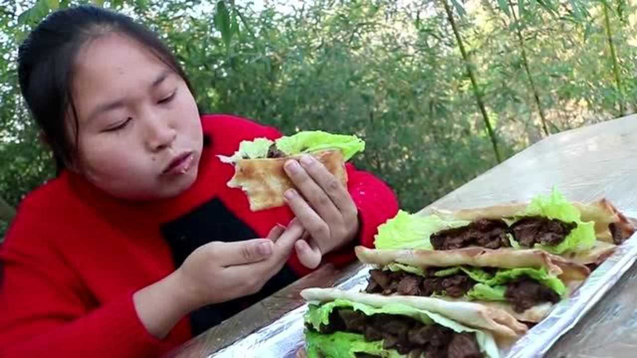 胖妹做驴肉火烧解馋看着就馋人吃得美滋滋啊