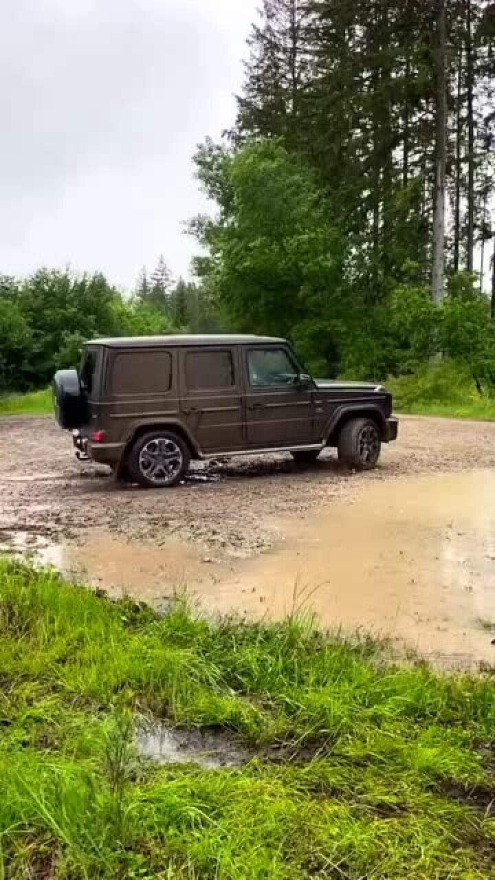 奔驰g63泥泞路段越野,不愧是顶级越野车,动力用不完!