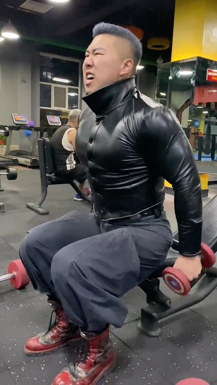 肌肉男日常训练花絮