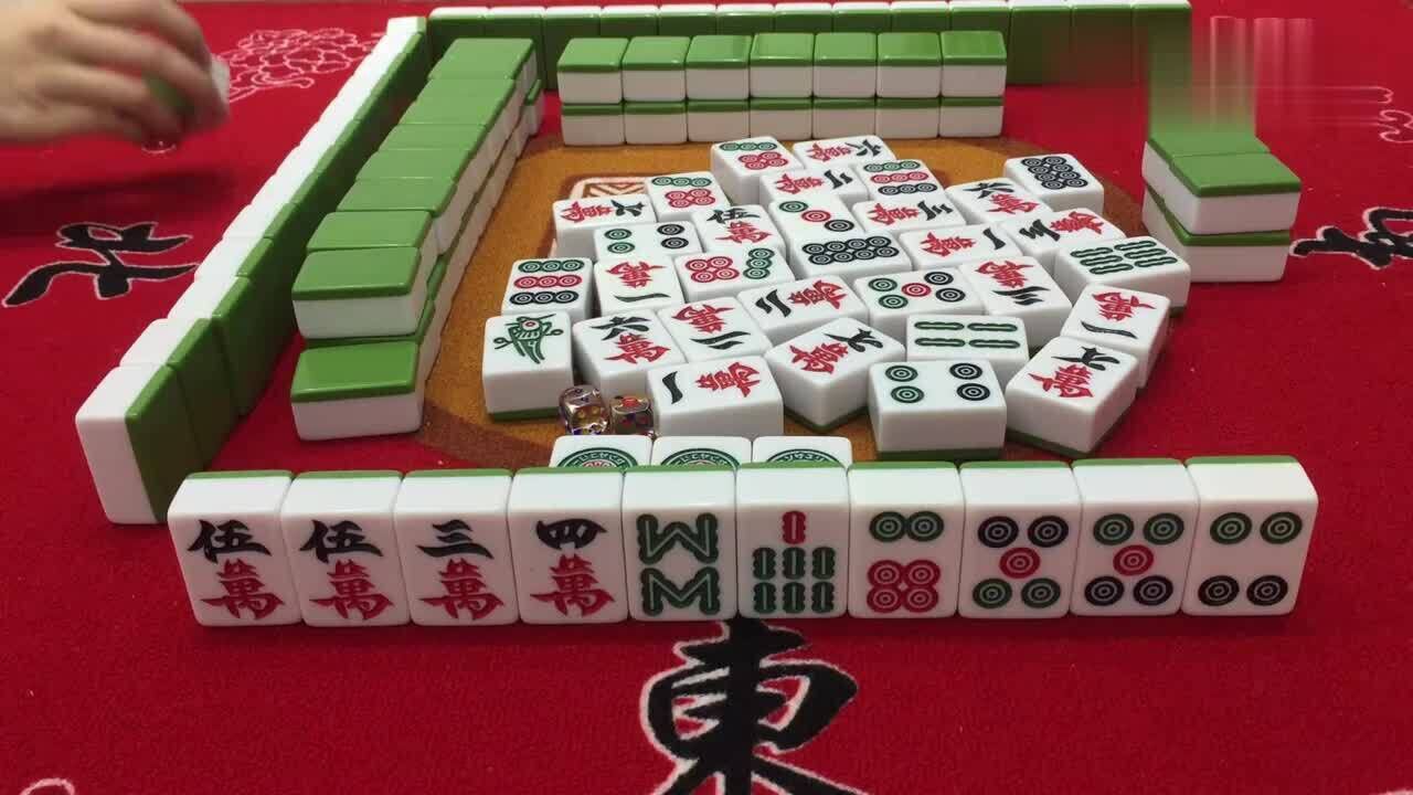 麻将美女一手烂牌碰一饼吃了几张牌最后还胡了对家点炮