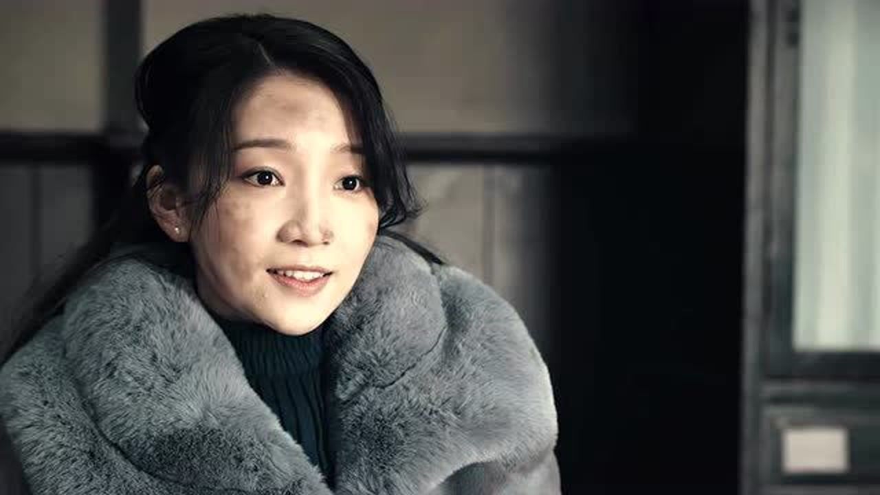 光荣时代白玲给大小姐做笔录不料大小姐凑过来直接闻了一下香水味