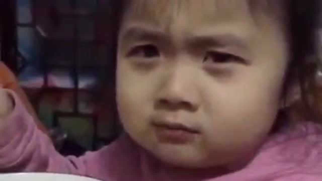 ”妈妈你为什么生气“，萌娃模仿妈妈生气的表情，太萌了都成表情包了！_高清