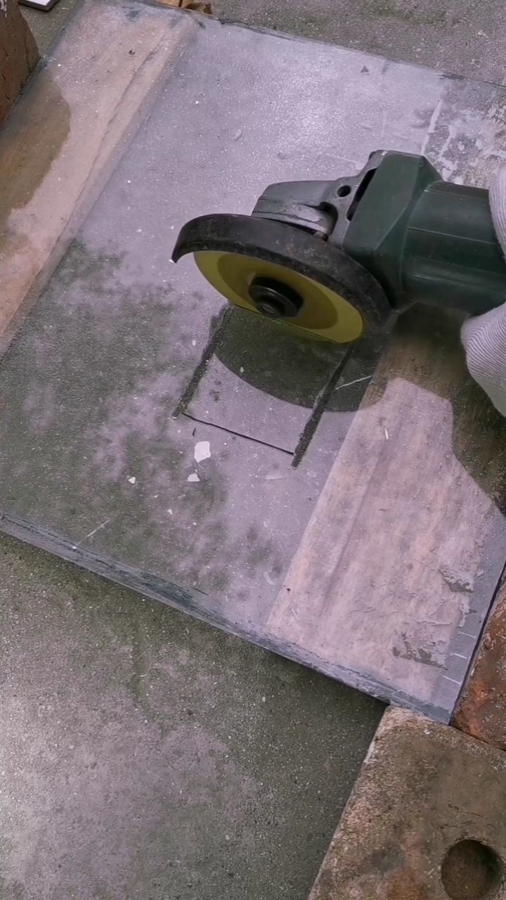 用玻璃切割片装在角磨机上就可以切割瓷砖陶瓷玉石玻璃都非常的方便