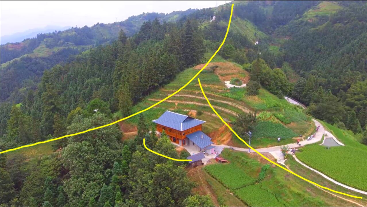 这户人家在人字形地方建房,一眼看出是个风水宝地