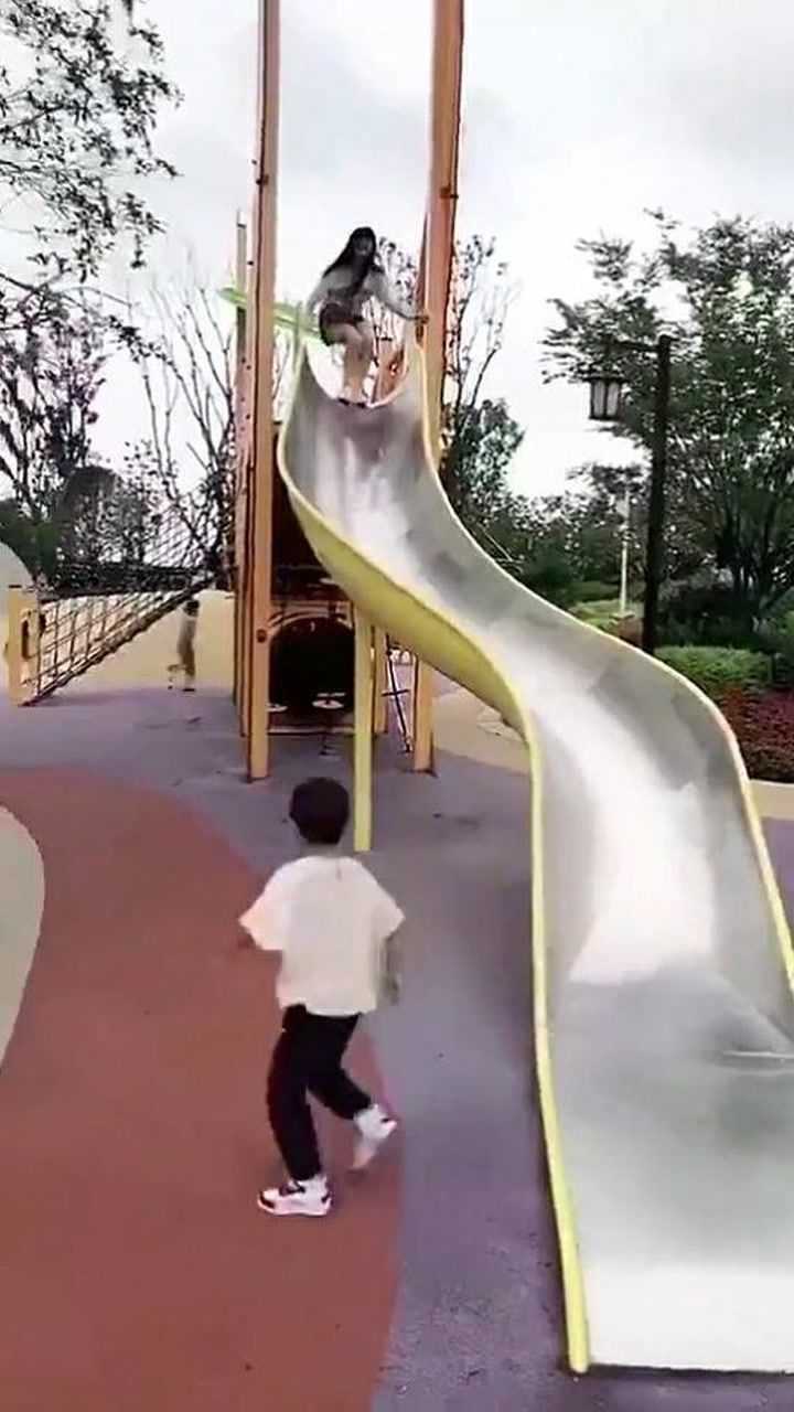 这滑梯滑一下,谁疼谁知道