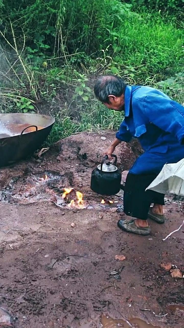 重庆神奇地火村六十年不灭老大爷从几岁烧水烧到几十岁