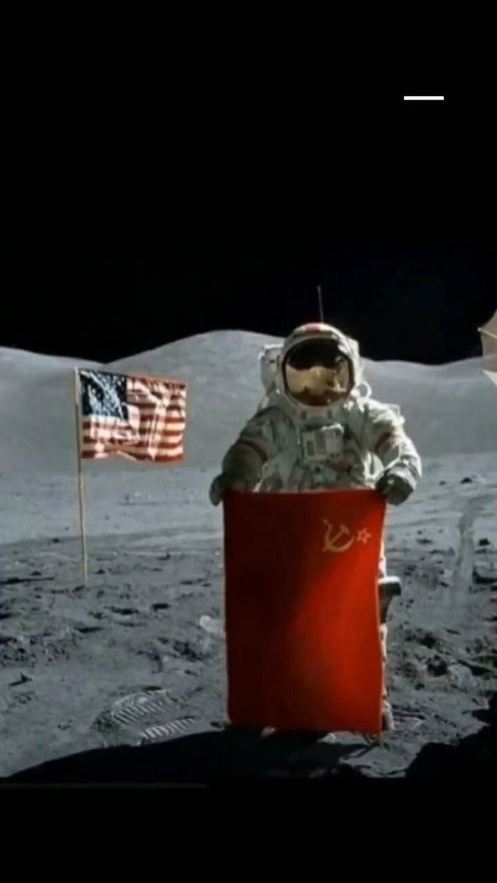 一个苏联宇航员在漂亮国登陆的月球上拿起苏联国旗拍了个照